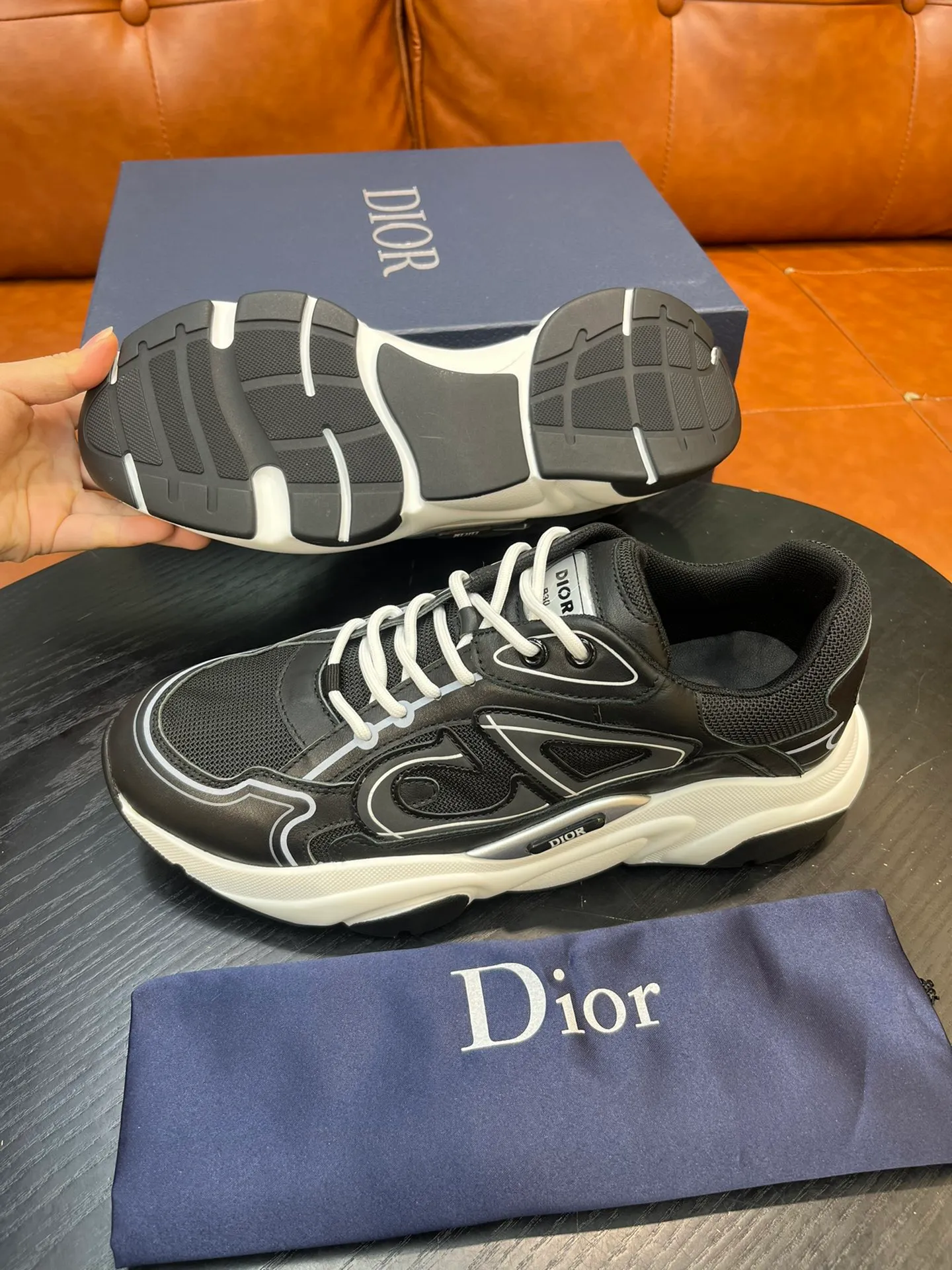 Factory price 540💰Dior B22 men's jogging fashion sneakers. This item draws inspiration from retro jogging shoes. It adopts a thick low-top design, with an upper made of leather and mesh fabric, and a black and white engraved rubber sole. Decorated with an embossed "CD" logo on the side. Code number: 39-44